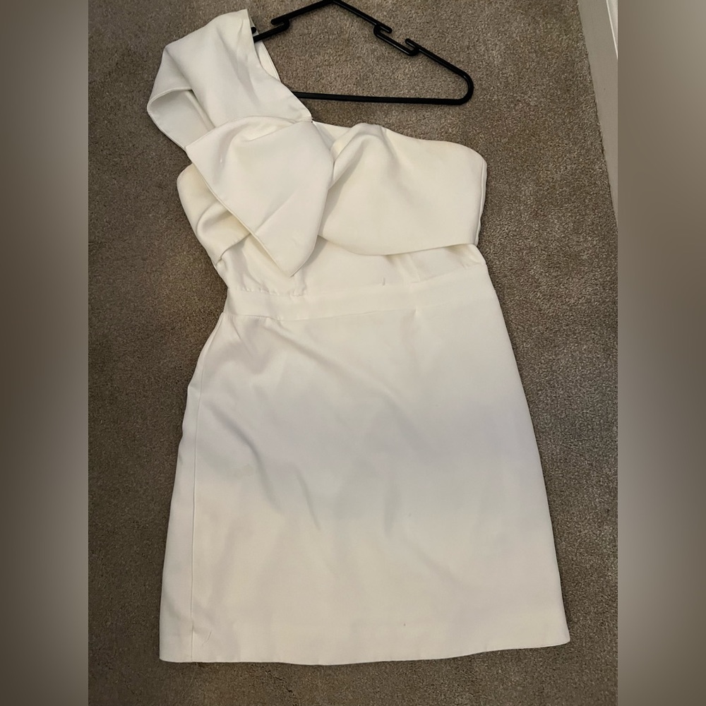 Beautiful short cream mini dress.